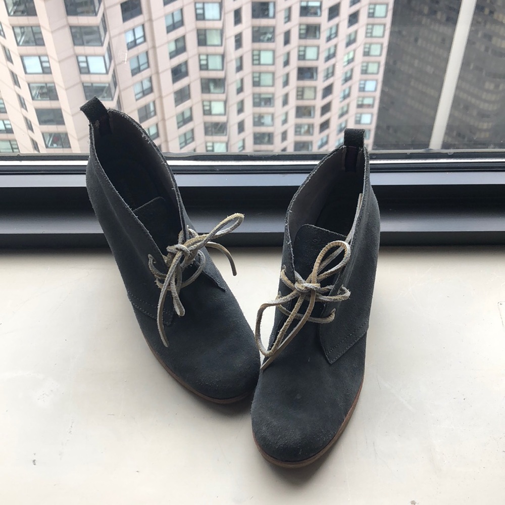 Like new SPERRY dark gray suede booties size 10